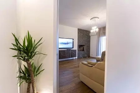 Questa foto mostra il risultato di un progetto di ristrutturazione di una casa a montemurlo, in Toscana. Il pavimento in rovere e le pareti bianche creano un ambiente luminoso e moderno. Il divano in stile scandinavo aggiungono un tocco di eleganza, mentre la cucina aperta e luminosa è perfetta per cucinare e intrattenere gli ospiti. Il pavimento in parquet crea un'atmosfera calda e accogliente.