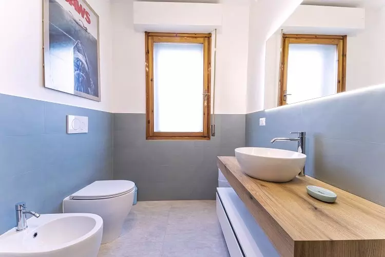 Arredamento di interni bagno moderno prato