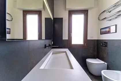 Rivestimento in mattonelle Apavisa effetto ruggine per un bagno dal design industriale. Progetto di studio di architettura di interni AlitiniDesign