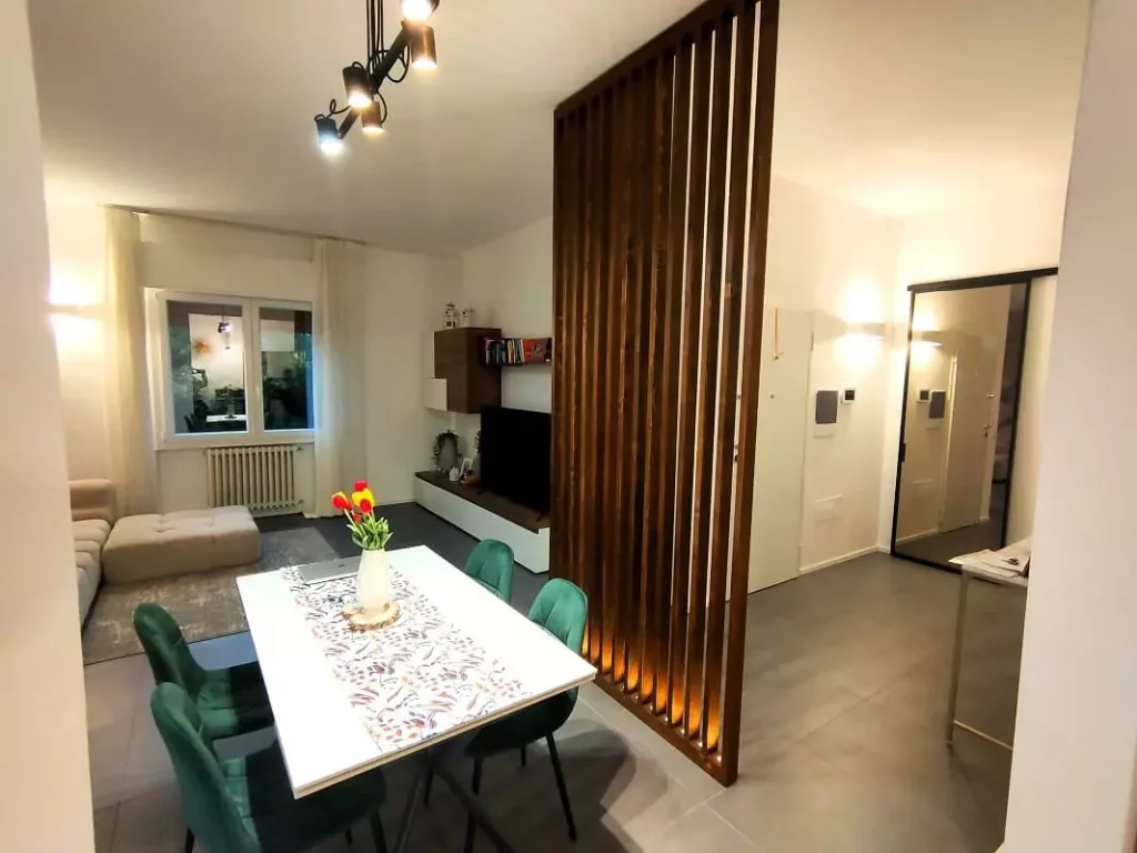 progetto interni appartamento moderno con separè in legno a doghe verticali