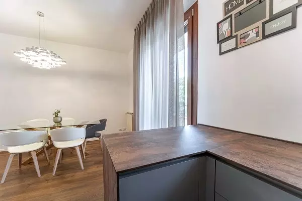 Progetto di ristrutturazione casa con tavolo da pranzo in vetro: la scelta ideale per creare un ambiente moderno e luminoso