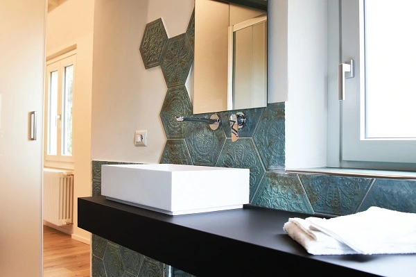 bagno di design realizzato da interior designer nella zona di poggio a caiano e carmognano con mattonelle di rivestimento apavisa