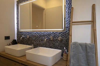 rivestimento per un bagno moderno dal grande design realizzato con sassi di fiume