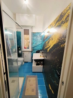 bagno rivestito con carta da parati effetto universo resinata per renderla impermeabile