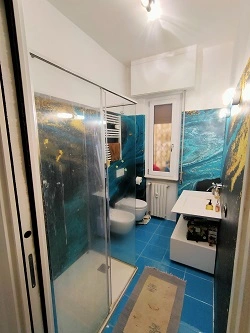 bagno rivestito con carta da parati effetto universo resinata per renderla impermeabile