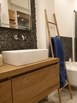 rivestimento per un bagno moderno dal grande design realizzato con sassi di fiume