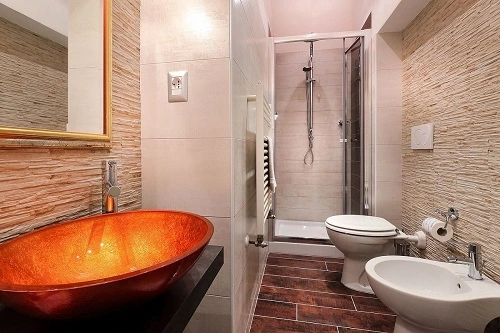 in questa foto un bagno progettato da un interior designer per un hotel di firenze