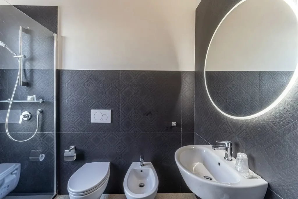 Camera del B&B progettato dallo studio Alitinidesign, intitolata a Filippo Brunelleschi, con una ristrutturazione del bagno elegante e funzionale. Il design moderno si integra perfettamente con elementi rinascimentali, creando un ambiente raffinato e confortevole per gli ospiti. La ristrutturazione del bagno del B&B offre soluzioni innovative e materiali di alta qualità, con un tocco di stile che richiama l'architettura storica