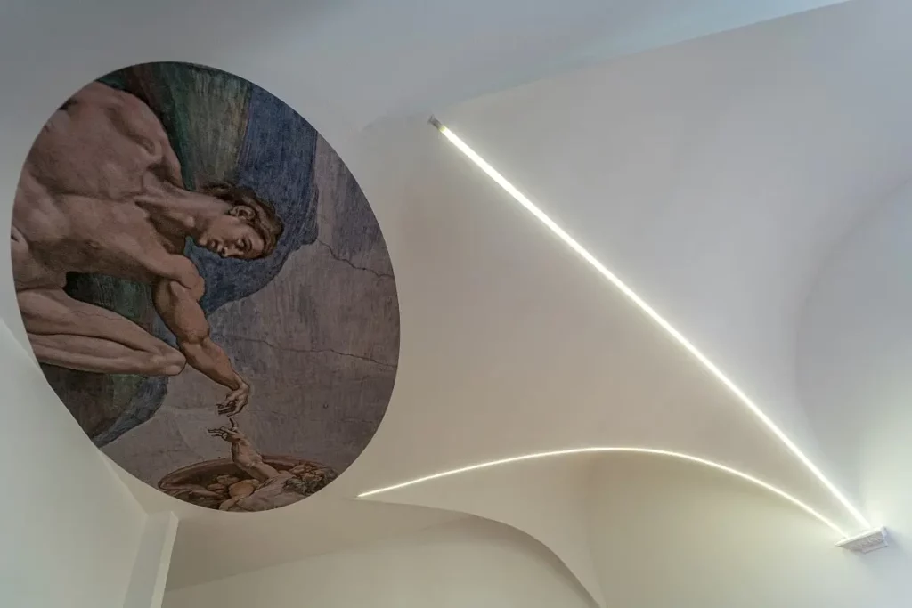 Stanza di un B&B a tema Michelangelo, progettata con un design raffinato e ispirato all'arte rinascimentale. L'ambiente unisce eleganza e comfort, con dettagli artistici che richiamano le opere del celebre pittore e scultore. Un esempio perfetto di studio progettazione hotel, dove ogni elemento è pensato per offrire un'esperienza unica e immersiva.